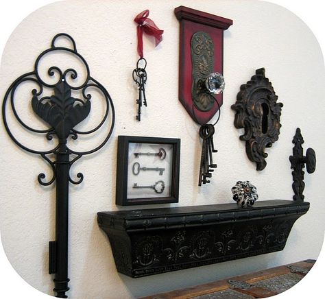 Love this! I already have some key thing similar to this on my wall but I love the keyhole and doorknob on this one! Old Door Knobs, Key Crafts, Old Keys, Steampunk Decor, Antique Keys, Old Door, Vintage Keys, Gothic Decor, Gothic Home Decor