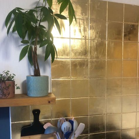 Metallic Paint Bathroom Walls, Gold Leaf Bathroom Wall, Gold Walls Bathroom, Gold Leaf Home Decor, Painting Kitchen Tiles Backsplash, Gold Leaf Interior, Gold Splashback Kitchen, Gold Leaf Cabinet, Gold Leaf Fireplace