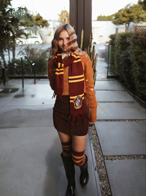 Harry Potter World Outfit Winter, Casual Harry Potter Outfits, Harry Potter Winter Outfits, Harry Potter Outfits Ideas, Harry Potter Themed Outfits, Harry Potter World Outfit, Gryffindor Aesthetic Outfit, Lax Outfits, Harry Potter Outfits Aesthetic