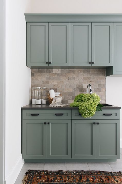 Cabinet color is Sherwin Williams Retreat Cabinet color is Sherwin Williams Retreat #Cabinetcolor #SherwinWilliamsRetreat Fasad Design, Kitchen Cabinet Color Ideas, Model Dapur, Серая Кухня, Interior Dapur, Kabinet Dapur, Green Kitchen Cabinets, Gray Cabinets, Interior Vintage