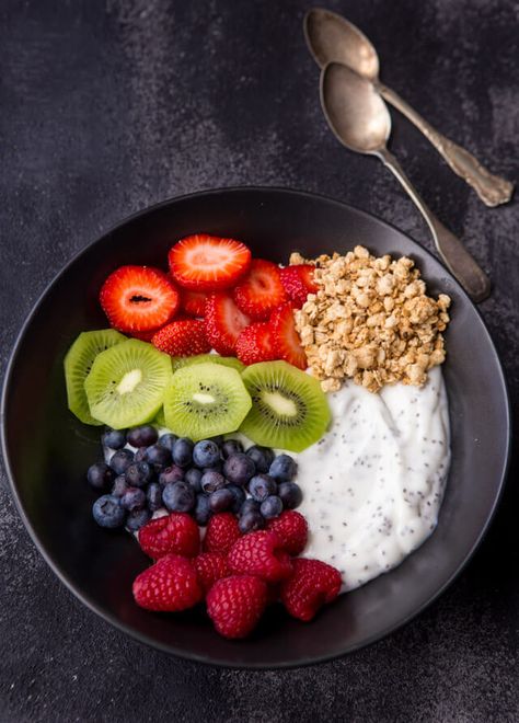 Chia Yogurt Breakfast Bowl - A Zesty Bite Chia Yogurt, Yogurt Breakfast Bowl, Yogurt Breakfast, Resep Diet, Idee Pasto, Makanan Diet, Läcker Mat, Breakfast Bowl, Think Food