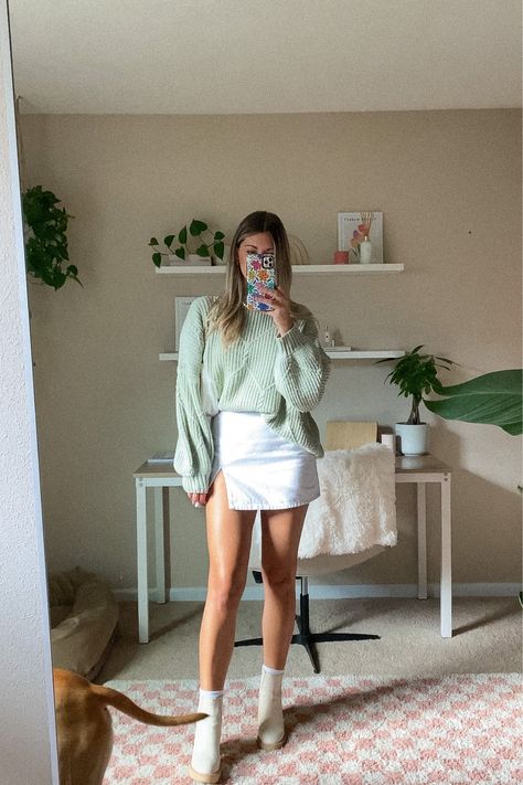 Mini Skirt And Oversized Sweater, Oversize Sweater With Skirt, White Skirt And Boots Outfit, Mini Skirt White Outfit, Styling White Mini Skirt, White Leather Mini Skirt Outfit, How To Style White Boots For Fall, Skirt And White Boots Outfit, White Boots With Skirt