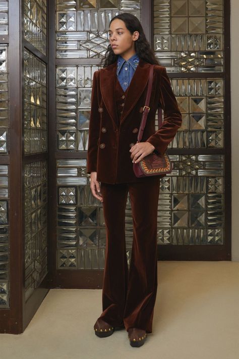 Etro Pre-Fall 2023 Collection | Vogue Pre Fall 2023, Prom 2023, Classic Trench Coat, Velvet Blazer, Summer Chic, 2023 Collection, 2023 Fashion, Elegant Shirt, 가을 패션