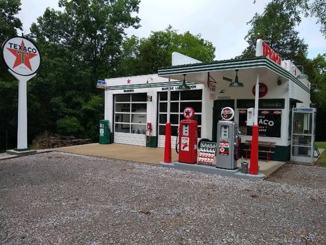 Vintage Service Station, 1950s Gas Station, American Gas Station, 1950s Garage, 1950s Americana, Historical Building Renovation, Retro Gas Station, Exterior Layout, Detached Garage Designs