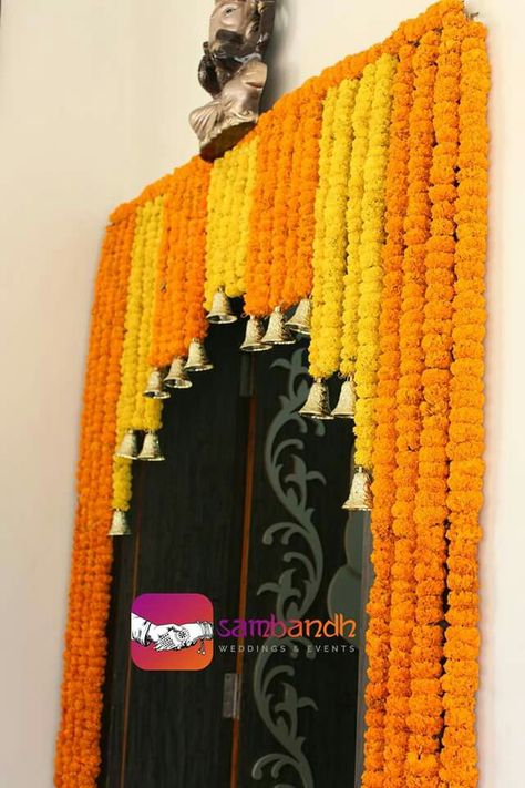 Gate flower decoration for mehendi function sambandh House Decoration For House Warming, House Flower Decoration For Wedding, Flower Gate Design, Home Flowers Decorations, Flower Decor For Home, Gate Decoration For Diwali, Diwali Gate Decoration, Flower Decoration For House Warming, Door Decoration With Flowers