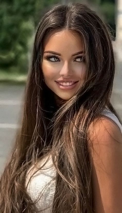 Ținută Casual, Brunettes, Beauty Face, Beautiful Eyes, Woman Face, Pretty Woman, Blue Eyes, About Us, Brown Hair