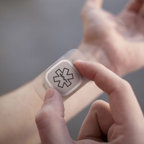 This wearable design concept helps epilepsy sufferers manage symptoms, predict potential seizures and alert passersby or loved ones when having a fit. Medical Device Design, Medical Tech, Wearables Design, Electronic Organization, Medical Design, Health Tech, Digital Health, Health Technology, Devices Design