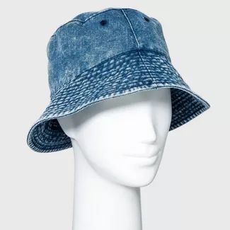 10 Ways to Wear a Bucket Hat That Don't Scream Bait and Tackle Denim Hat Outfit, Denim Bucket Hat Outfit, Aesthetic Bucket Hat, Cute Bucket Hats, Bucket Hat Outfit, Blue Bucket Hat, Diy Fashion Trends, Bucket Hat Fashion, The 90s Fashion