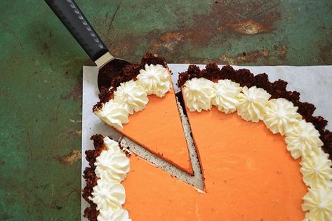 Thai Tea Cake Recipe, Tea Cheesecake, Thai Tea Recipes, Quick Cheesecake, Cheesecake Bar, Tea Infusion, Custard Sauce, Tea Cakes Recipes, Chocolate Crust