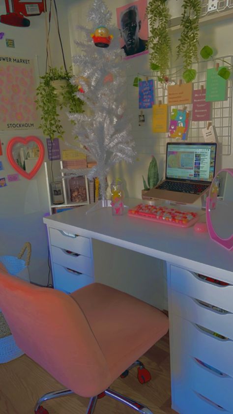 Indie Desk, Indie Room Aesthetic, Cute Desk Organization, Girl Desk, Colorful Desk, Desk Area, Indie Room Decor, Desk Areas, Room Stuff