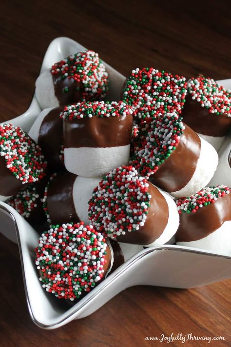 It is so simple and so good! A quick treat for kids and adults! #easyrecipe #chocolate #marshmallows Chocolate Dip Recipe, Joululahjat Diy, Dipped Marshmallows, Covered Marshmallows, Chocolate Dipped Marshmallows, Jul Mad, Marshmallow Dip, Homemade Snickers, Chocolate Covered Marshmallows