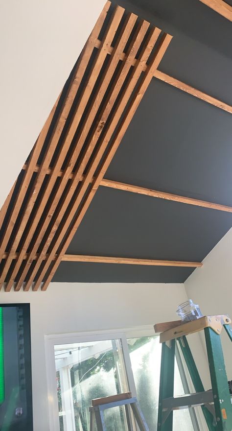 Slat Ceiling, Wood Slat Ceiling, Balcon Mic, Basement Ceiling, Wood Ceilings, Slat Wall, Into The Woods, Ceiling Beams, Design Living Room