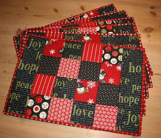 Sewing Christmas Placemats, Quilted Place Mats Free Pattern, Christmas Placemats Pattern Free, Diy Christmas Placemats, Quilting Placemats, Quilted Christmas Placemats, Placemat Ideas, Easy Placemats, Quilted Placemat Patterns