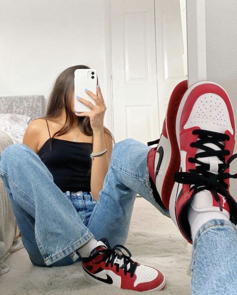 Jordan 1 Mids Outfit Women, Red Jordans Outfit For Women, Jordan 1 Chicago Outfit, Red Jordan 1 Outfit, Jordan 1 Lost And Found, Air Jordans Outfit, Jordan Outfits Womens, Air Jordan 1 Outfit Women, Jordan 1 Outfit Women