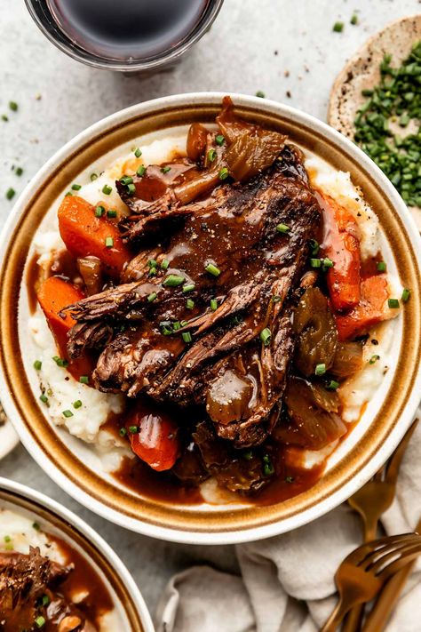 Red Wine Beef Roast, Cooking Chuck Roast, Roast With Red Wine, Red Wine Braised Beef, Wine Braised Beef, Braised Beef Recipes, Chuck Roast Recipes, Best Pot Roast, Succulent Centerpiece