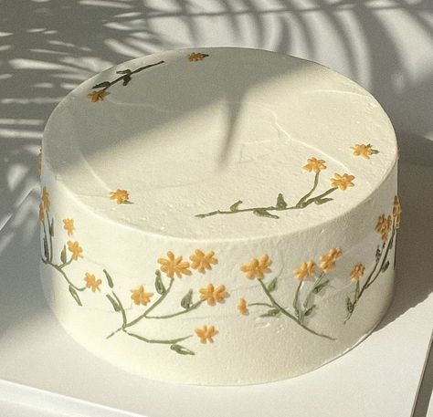 Cute Spring Cake Ideas, Beginner Cakes Ideas, Cake Designs Birthday Aesthetic, Cake Decorating Floral, Simply Decorated Cakes, Dainty Flower Cake, Vanilla Cake Decoration Ideas, Birthday Cake Flowers Simple, Cottage Core Birthday Theme