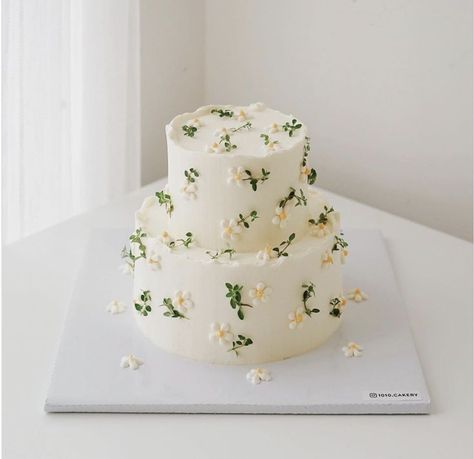 Aesthetic Cake 2 Tier, 2 Tier Daisy Cake, White Flower Cake, Summer Sheet Cake, Daisy Wedding Cake, Retro Wedding Cakes, Daisy Wedding Cakes, Summer Birthday Cake, One Tier Cake