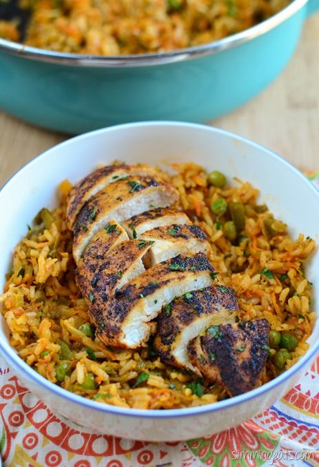 Slimming Eats Spanish Chicken and Rice - gluten free, dairy free, Slimming World and Weight Watchers friendly Spanish Chicken And Rice, Chicken And Rice Recipe, Chicken And Rice Dishes, Spanish Chicken, Quick Dishes, Resep Diet, Chicken Breast Seasoning, Chicken And Rice, World Recipes