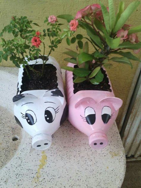 Plastic Container Crafts, Bottles Decoration Diy, Plastic Bottle Planter, Dekoratívne Vence, Plastic Bottle Crafts Diy, Water Bottle Crafts, Plastic Bottle Flowers, Plastic Bottle Art, Plant Pot Diy