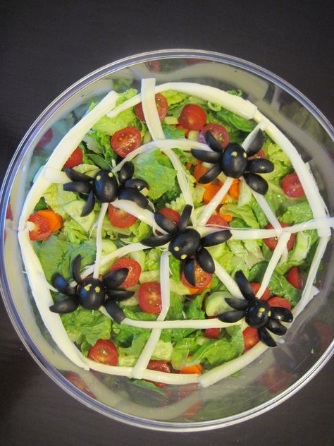 Spider salad for halloween Halloween Green Salad Ideas, Halloween Salad Ideas, Green Salad Ideas, Spooky Salad, Happy Booday, Cena Halloween, Halloween Salad, Halloween Veggie Tray, Halloween Dip