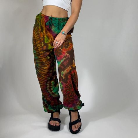 Tie Dye Pants Outfit, Earthy Outfits Aesthetic, Dye Pants, Yoga Bottoms, Tie Pants, Hippie Aesthetic, Tie Dye Pants, Pants Baggy, Jeans Street Style