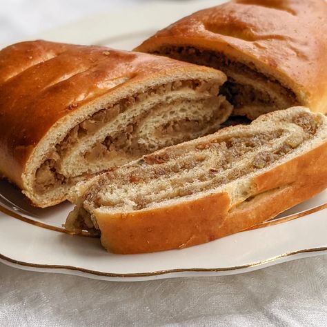 Potica Recipe Slovenia, Polish Nut Roll Recipe, Easy Nut Roll Recipe, Old Fashioned Nut Roll Recipe, Povitica Recipe, Nut Roll Recipe, Kolache Recipe, Slovenian Food, Nut Roll