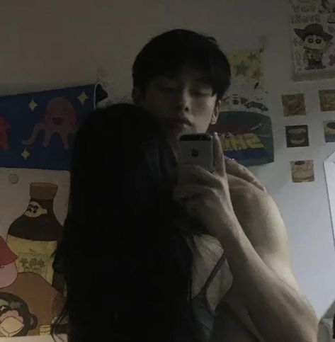 xiaohongshu couple Indian Japanese Couple, Ulzzang Couple Cuddling, Kiss Picture Couple Bedroom Korea, Uzzlang Couple In Bed, Cute Cuddles Couples Pics, Boyfriend Mirror Pictures, Xiaohongshu Couple, Relationship Korean, Cute Asian Couple