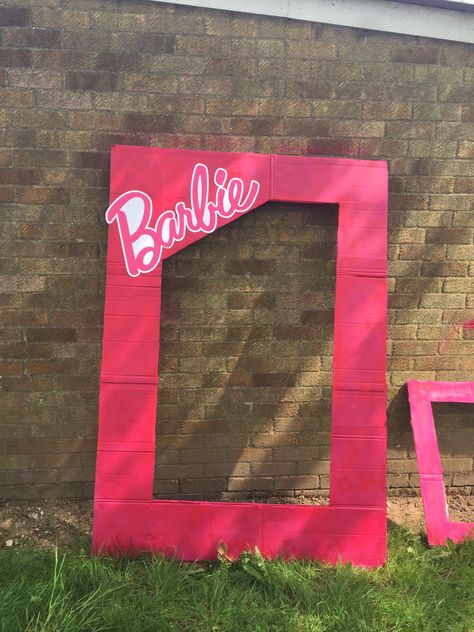 Barbie Photo Frame Prop, Barbie Diy Photo Booth, Diy Barbie Picture Frames, Barbie Frames Birthday Parties, Diy Barbie Photo Frame, Barbie Campaign Ideas, Barbie Frame Photoshoot, Barbie Cardboard Cutout, Diy Barbie Photo Booth Frame