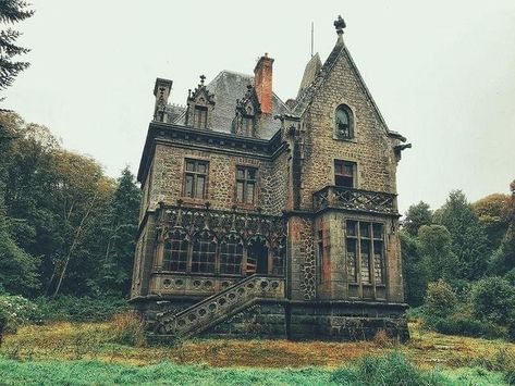 Mansion In The Woods, Modern Gothic Home, Haunted House Pictures, Gothic Farmhouse, Gothic Mansion, Crazy Houses, Old Abandoned Buildings, Old Mansion, Architectural Sculpture