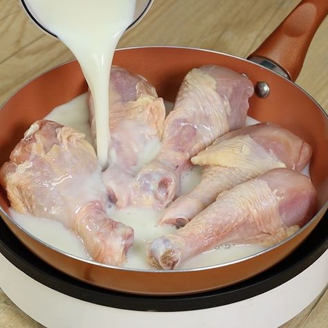 YumMakers - Cook chicken with milk and be surprised with the result! | Facebook Chicken With Milk Recipe, Christmas Chicken Recipes, Chicken Deep Fried, Chicken Milk, Cook Chicken, Chicken Meat, Breaded Chicken, Meat Chickens, Juicy Chicken