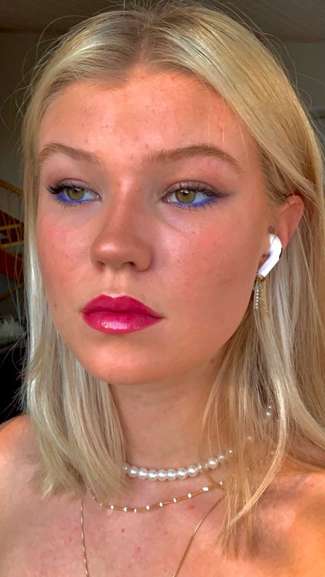 Blue eyeliner under eye colorful color miner under eye Blue Eyeliner Blonde Hair, Colored Eyeliner Waterline, Coloured Eyeliner Ideas, Simple Blue Eyeliner Look, Mama Mia Makeup Ideas, Light Blue Liner Makeup Look, Mamma Mia Party Makeup, Blue Waterline Eyeliner, Subtle Blue Eyeliner