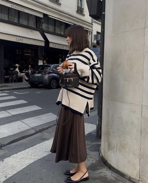 fall skirt outfits (19) Brown Striped Blazer Outfit, Brown Skirt Outfits, Brown Ootd, Brown Skirt Outfit, Striped Sweater Outfit, Rok Outfit, Look Adidas, Estilo Indie, Skandinavian Fashion