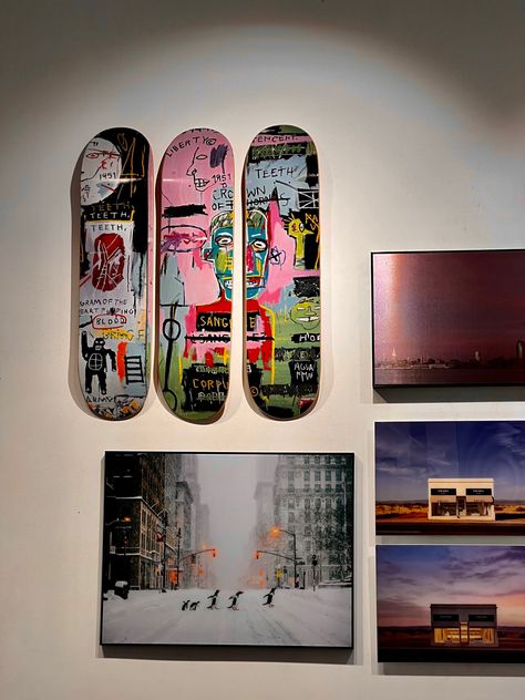 an exhibit showcasing three painted skateboards from jean-michel basquiat, in central london. Skateboard Wall Decoration, Skateboard On Wall Decor, Skateboards On Wall, Basquiat Aesthetic, Painting Skateboards, Skateboard Decoration, Skateboard Painting Ideas, Skateboard Wall Decor, Skateboard Painting