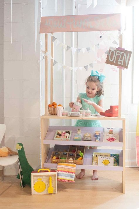 DIY grocery stand Kids Shop Play, Diy Toddler Toys, Lay Baby Lay, Kids Rooms Diy, Diy Toddler, Play Shop, Toy Rooms, Baby Diy, Children's Toys