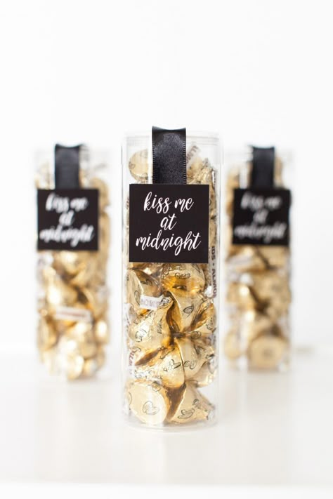 Diy New Years Eve Decorations, Kiss Me At Midnight, Silvester Diy, New Years Ball, New Years Wedding, Party Favors For Adults, Nye Wedding, New Years Eve Weddings, Nye Party