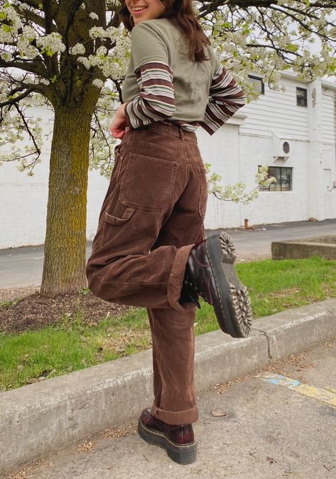 Brown Pants Outfit, Corduroy Pants Outfit, Doc Martens Outfit, Bermuda Jeans, Indie Aesthetic, Brown Pants, Indie Outfits, Swaggy Outfits, Camisa Polo