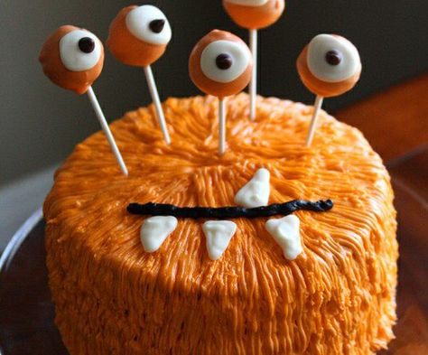 orange stringy Monster cake Spooky Halloween Cakes, Halloween Torte, Bolo Halloween, Dessert Oreo, Bee Sweet, Monster Cake, Hello Sweetie, Cute Birthday Cakes, Halloween Desserts