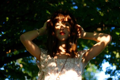 Portrait With Landscape Background, Under A Tree Lighting Reference Drawing, Poses Under Tree, Afternoon Lighting Reference, Backlit Photography Portrait, Sunlight On Face Reference, Forest Lighting Reference, Sunlight Lighting Reference, Under A Tree Lighting Reference