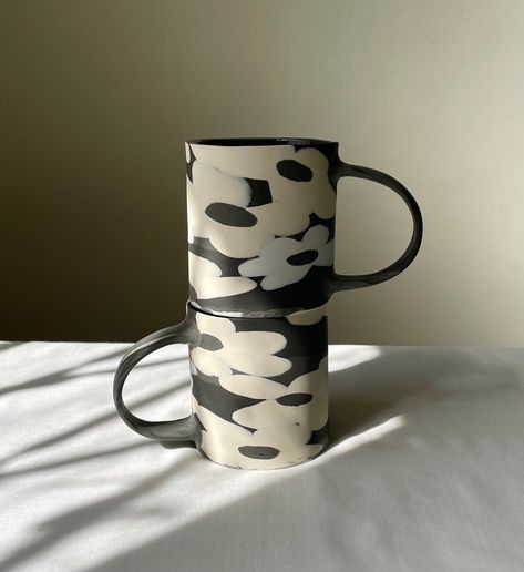 Introducing the stunning black-n-white Nerikomi floral mug - a work of art that brings beauty and functionality to your daily routine.  This one-of-a-kind mug is carefully crafted using the Nerikomi technique,  where colors and patterns are carefully mixed and arranged to create a unique design.  The delicate floral pattern on this mug is sure to captivate your heart,  and its sturdy build ensures that it will be your favorite mug for years to come. Dimension： 7.5 * 7.5 * 8.5 cm ( Holds about 300 ml ) * Hand-washing is highly recommended for handmade porcelain/stoneware. * Remember to keep the porcelain ware dry after washing.  * Due to the nature of all handmade goods, no two items are exactly alike, please note that before purchase. Black Clay Ceramics, Nerikomi Technique, Abstract Pottery, Handmade Mugs, Ceramics Art, Black Porcelain, Floral Mug, Keramik Design, Pottery Handmade