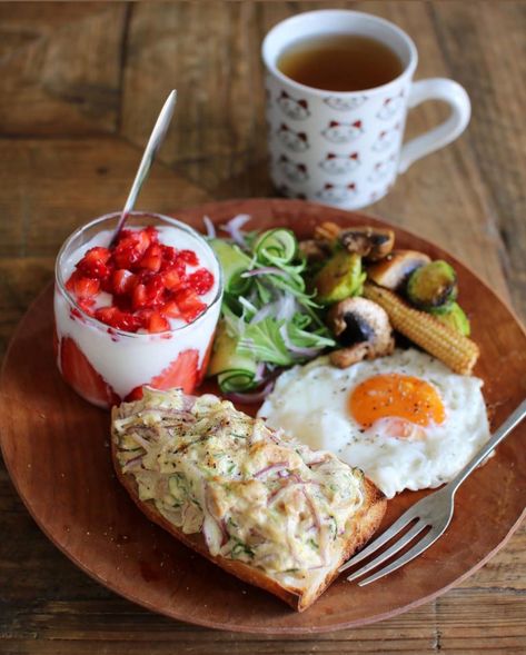 Healthy Breakfast Snacks, Breakfast Snacks, Morning Food, Breakfast Dishes, Food Presentation, Wholesome Food, Cafe Food, Interesting Food Recipes, Perfect Food