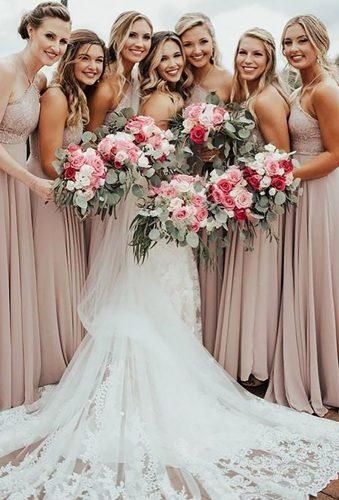 Beautiful Ideas Bridesmaids Photos ★ See more: https://www.weddingforward.com/bridesmaids-photos/10 Wedding Photography Bridal Party, Bridesmaid Pictures, Wedding Portrait Poses, Siluete Umane, Wedding Picture Poses, Bridesmaids Photos, Dresses Beautiful, Wedding Photography Styles, Wedding Photo Ideas