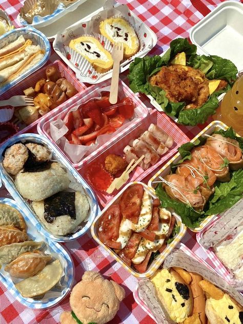 Asian Picnic, Kawaii Cooking, Picnic Food, Sweet Snacks Recipes, Picnic Foods, Easy Food To Make, Food Obsession, Cafe Food, Pretty Food