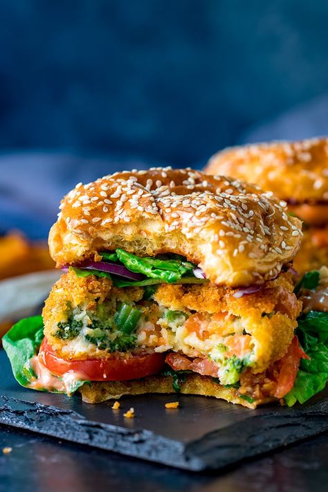 Cheesy Veggie burgers - Nicky's Kitchen Sanctuary Burger Vegetarian, Vegetarian Burger Recipe, Resep Burger, Best Veggie Burger, Meatless Dishes, Plat Vegan, Veggie Burgers Recipe, Vegetarian Burger, Veggie Burgers