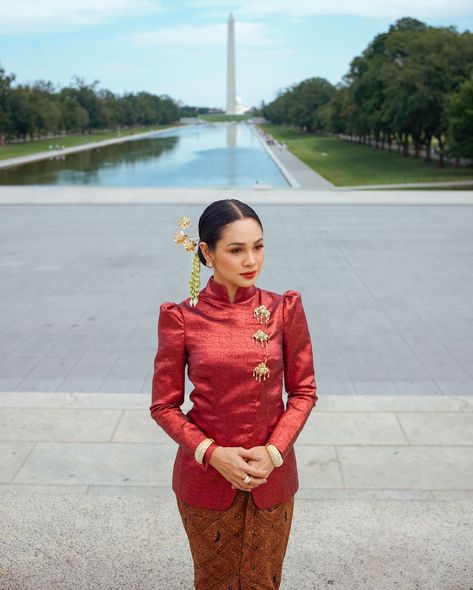 Andien aisyah menggunakan kebaya janggan. Pakaian tradisional Jawa. Indonesia traditional costume. #culture #budaya #busana #batik #clothing #outfit #dress #clothes Kebaya Jawa, Dress Brokat Modern, Indonesia Traditional, Kebaya Hijab, Kebaya Wedding, Kebaya Modern Dress, Batik Clothing, Batik Kebaya, Dress Brokat