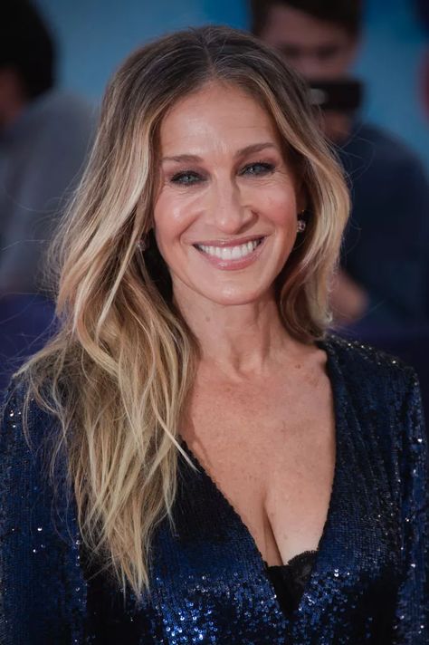 Long Layered Hair: Sarah Jessica Parker. Blonde tresses with long layers and piecey texture. Click through for 21 long layered haircut ideas. #haircuts #hairideas #hairstyles #layers #longhair Sarah Jessica Parker Hair, Sara Jessica Parker, Growing Your Hair Out, Long Face Shapes, Big Curls, Best Haircuts, Long Faces, Sarah Jessica, Long Blonde