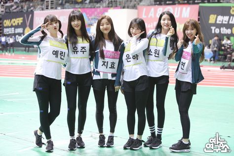 Isac Kpop, Nayeon Jihyo, Gfriend Sowon, Girls Together, G Friend, Cute Poses For Pictures, Korean Celebrities, Cute Poses, Kpop Outfits