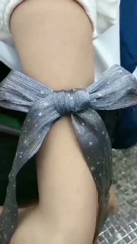 Diy Lace Ribbon Flowers, Homemade Bows, Gift Wrapping Techniques, Ribbon Crafts Diy, Seni Dan Kraf, Bows Diy Ribbon, Gifts Wrapping Diy, Diy Bows, Diy Ribbon