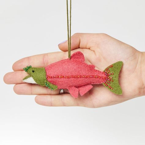 Diy Fish Stuffed Animal, Cool Ornaments, Salmon Embroidery, Sewing Ornaments, Lake Ideas, Felt Fish, Fabric Fish, Sockeye Salmon, Salmon Run