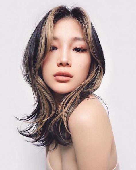 Asian Hair Blonde Highlights, Medium Asian Hair, Blonde Layered Hair, Straight Hairstyles Medium, Hair Color Streaks, Pretty Hair Color, Blonde Hair With Highlights, Asian Hair, Hair Inspiration Color