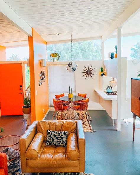 Dazey Desert House on Instagram: “One of my favorite angles of the house ✨ It really shows off the true artists that William Krisel and all the mid century masters were 🙌…” Palm Springs Home Decor, Palm Springs Living Room, Palm Springs Interior Design, Palm Springs Interior, Palm Springs Homes, Palm Springs Houses, Palm Springs Aesthetic, Palm Springs Decor, Palm Springs House